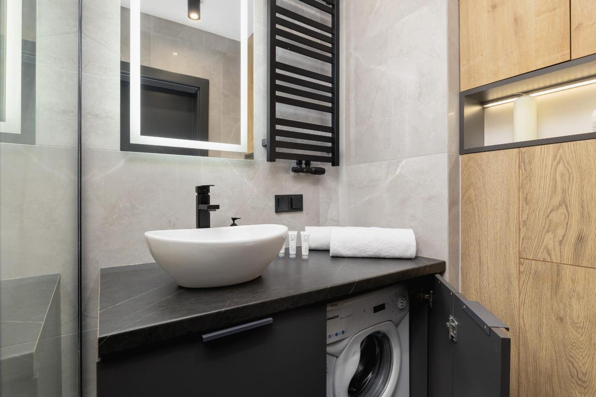 Elegant Apartment In Cracow With Balcony, Parking And Desk By Noclegi Renters Kraków Eksteriør billede